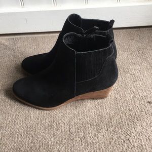 Swayed black booties